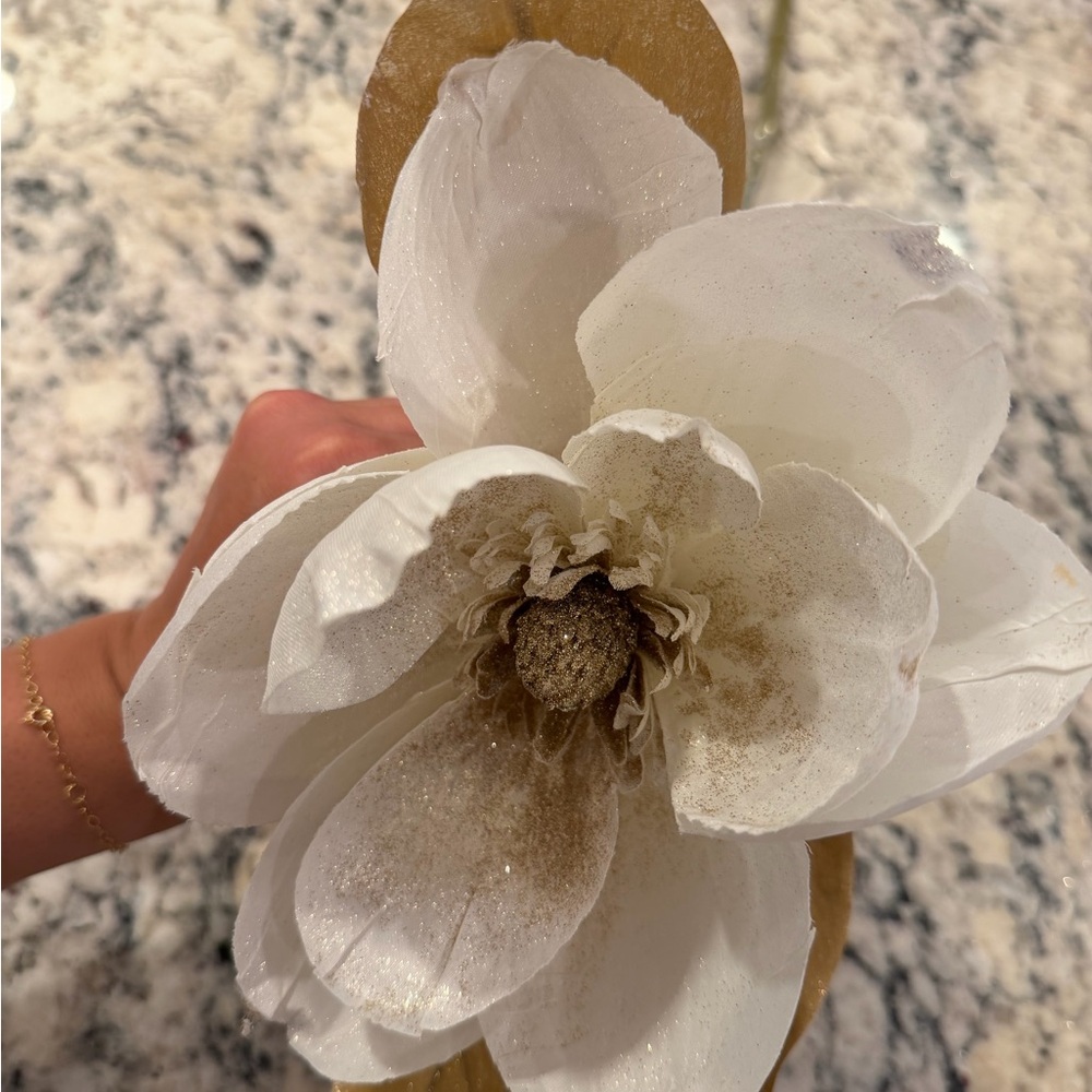 Elegant White and Gold Flower Decor